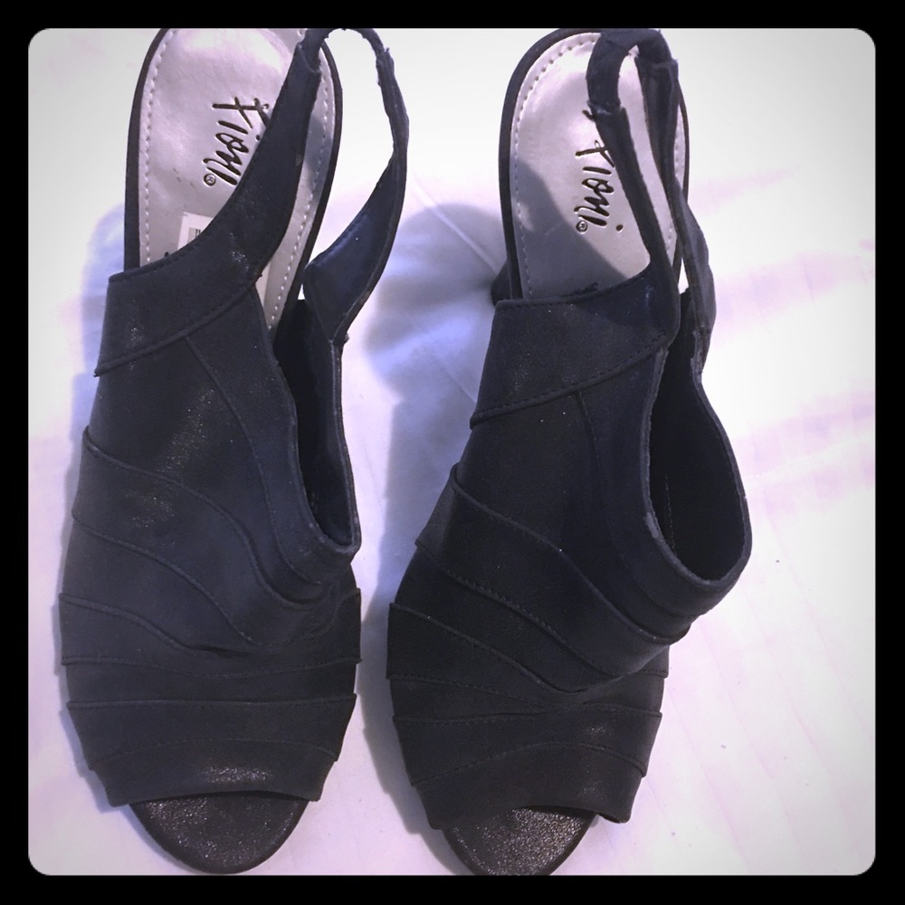 Peep toe pumps